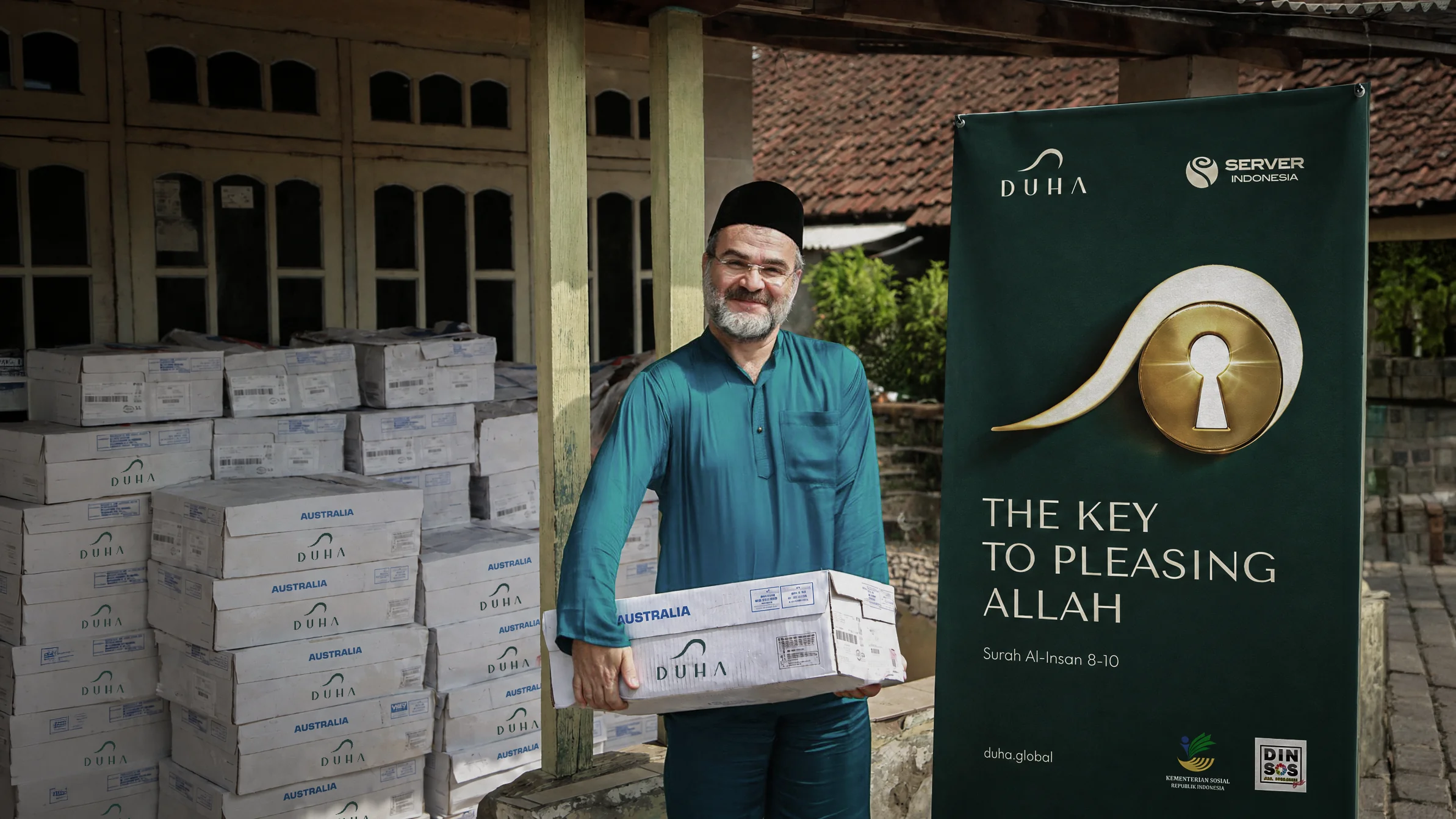 Nureddin Cosan distributing Qurban aid